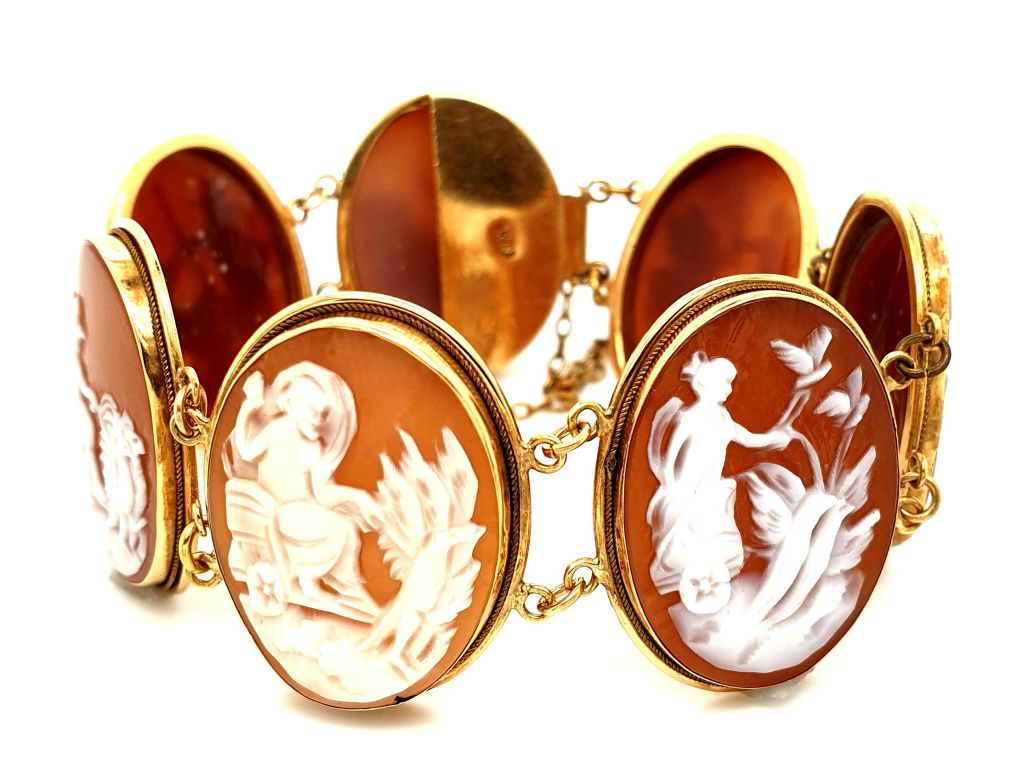 18ct Yellow Gold Cameo Bracelet Multi Scenes each Cameo 26x21mm (16911)