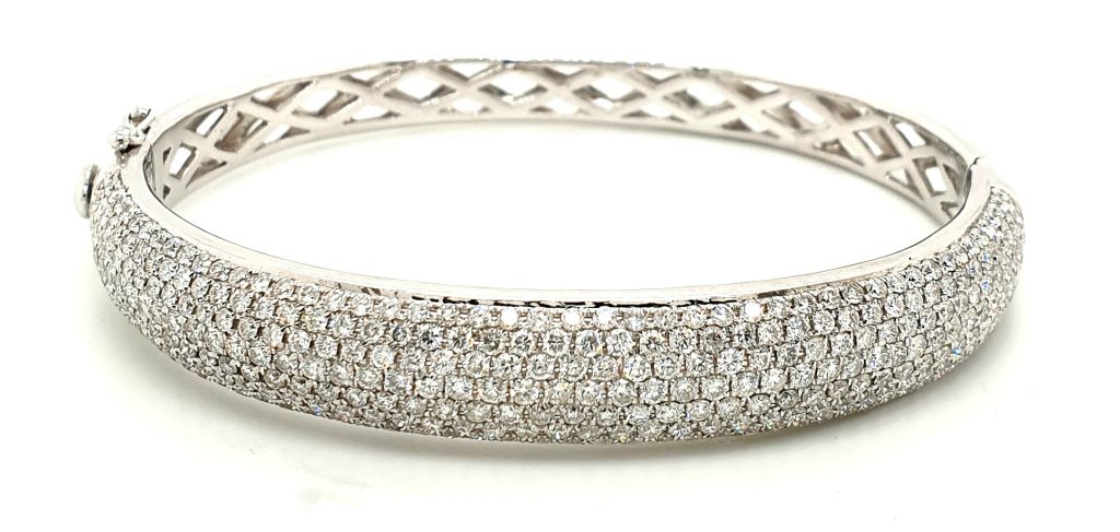 14ct White Gold Diamond 7.10ct G P1-2 10mm Wide Bangle (17589)