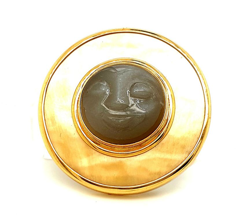 18ct Yellow Gold Moonstone and Mother of Pearl Moonface Brooch Diameter 33mm (21670)