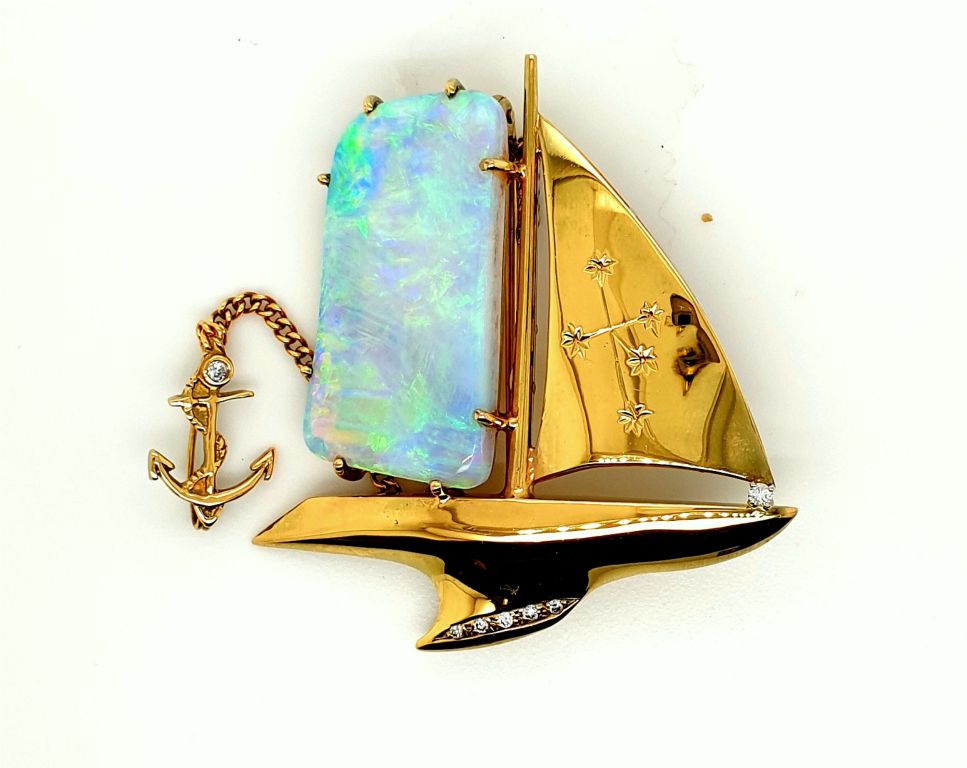 18ct Yellow Gold Solid Crystal Opal (6ct Approx 32x16x2.5mm) Diamond (0.10ct tot GH VS) Sailing Boat Brooch (227)
