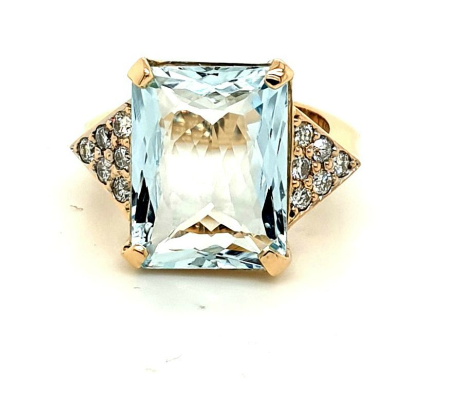 18ct Yellow Gold Aquamarine = 7.27ct Diamond = 0.42ct H SI2 (21107)