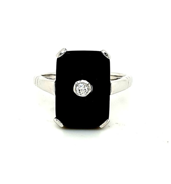 9ct White Gold Onyx (14x10mm) Diamond (1x 0.10ct Gh SI) Ring (22126)