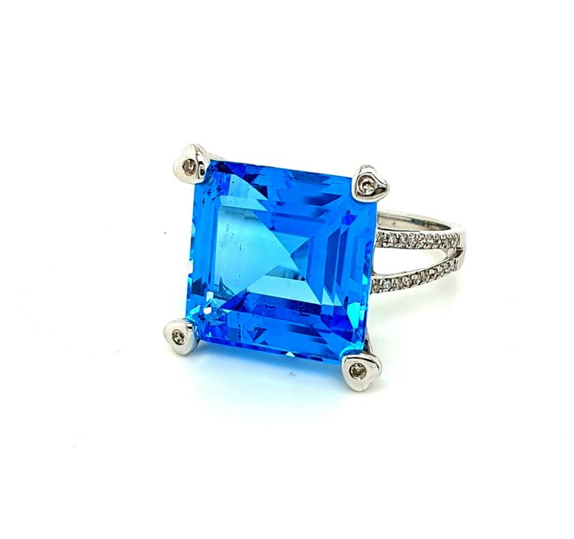 18ct White Gold Swiss Blue Topaz 17.60ct and Diamond 0.14ct GH SI  Cocktail Ring (22295)